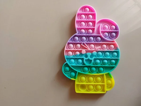 발굽을 바닥에 무지개 색깔을 토끼를 놓는다 어린이용 장난감 고립된 — 스톡 사진