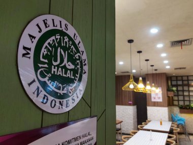 Depok, Endonezya - 31 Ocak 2022: Halal logolu Solaria restoranında atmosfer