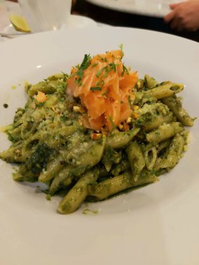 Penne con pesto di pistacchio e somon ya da soslu füme somon balığı. İtalyan yemeği. Batı yemekleri. Makarna. Lezzetli. Lezzetli. 