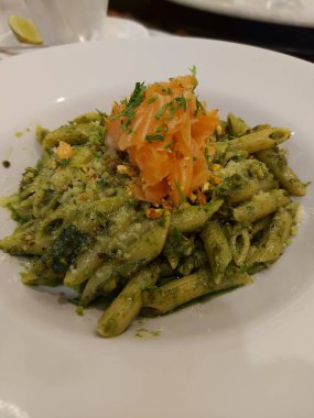 Penne con pesto di pistacchio e somon ya da soslu füme somon balığı. İtalyan yemeği. Batı yemekleri. Makarna. Lezzetli. Lezzetli. 