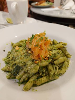 Penne con pesto di pistacchio e somon ya da soslu füme somon balığı. İtalyan yemeği. Batı yemekleri. Makarna. Lezzetli. Lezzetli. 