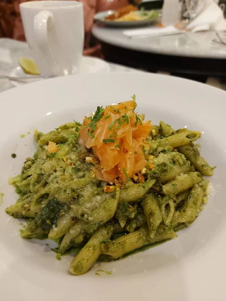Penne con pesto di pistacchio e somon ya da soslu füme somon balığı. İtalyan yemeği. Batı yemekleri. Makarna. Lezzetli. Lezzetli. 