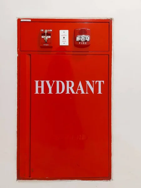 Caixa Hidrante Interior Vermelha Para Segurança Fundo Isolado Branco — Fotografia de Stock