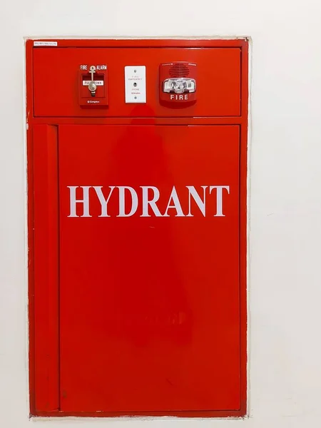 Caixa Hidrante Interior Vermelha Para Segurança Fundo Isolado Branco — Fotografia de Stock