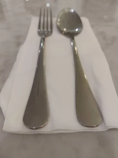 Par Cucharas Tenedores Sobre Pañuelo Blanco Sobre Una Mesa Mármol —  Fotos de Stock