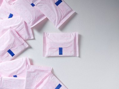 Jepara, Endonezya-20 Ocak 2022: hijyenik peçeteler. Pembe plastik bir ambalaja kapatılmış. Lauren Markası. Süper ince koruma. Çok ince. Kanatlı ped..