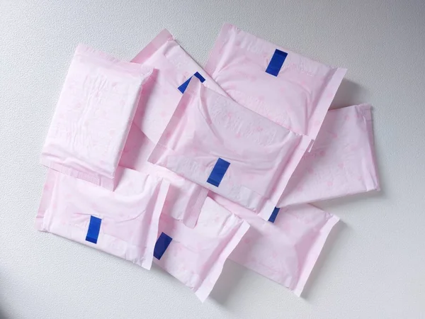 Jepara, Endonezya-20 Ocak 2022: hijyenik peçeteler. Pembe plastik bir ambalaja kapatılmış. Lauren Markası. Süper ince koruma. Çok ince. Kanatlı ped..