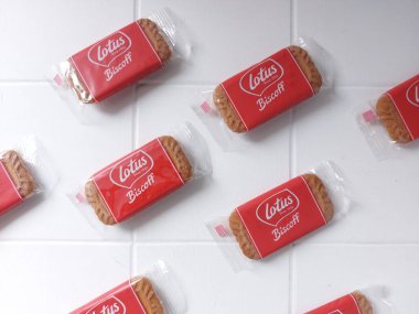 Lotus biscoff bisküvileri. Virüslü atıştırmalıklar. Tadı çok güzel. Genellikle tatlılarda süs olarak kullanılır. Karamelli ve çıtır çıtır. Beyazlar içinde izole edilmiş bir arka plan. Üst Manzara. Flatlay fotoğrafçılık. Neşeli bir ruh hali