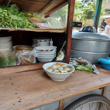 Semarang, Endonezya-11 Kasım 2020: köfte arabasındaki atmosfer. Endonezya geleneksel sokak yemekleri