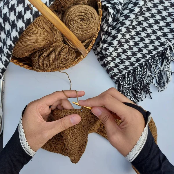 Frauen Häkeln Oder Stricken Braunes Garn Weißen Pullover — Stockfoto