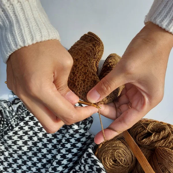 Vrouwen Hand Haakvideo Breien Bruine Garen Witte Trui Dragen — Stockfoto