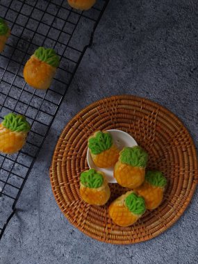 Nastar kurabiyeleri ya da ananas kurabiyeleri. İçinde ananas reçeli var. Zevkli. Genellikle lebaran gününde ya da müslüman bayramında ya da bayramda servis edilir.