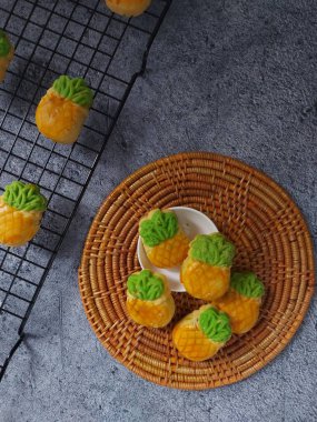 Nastar kurabiyeleri ya da ananas kurabiyeleri. İçinde ananas reçeli var. Zevkli. Genellikle lebaran gününde ya da müslüman bayramında ya da bayramda servis edilir.