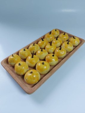 Nastar kurabiyeleri ya da ananas kurabiyeleri. İçinde ananas reçeli var. Zevkli. Genellikle lebaran gününde ya da müslüman bayramında ya da bayramda servis edilir.