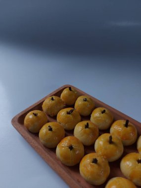 Nastar kurabiyeleri ya da ananas kurabiyeleri. İçinde ananas reçeli var. Zevkli. Genellikle lebaran gününde ya da müslüman bayramında ya da bayramda servis edilir.