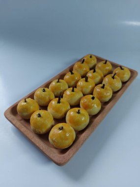 Nastar kurabiyeleri ya da ananas kurabiyeleri. İçinde ananas reçeli var. Zevkli. Genellikle lebaran gününde ya da müslüman bayramında ya da bayramda servis edilir.