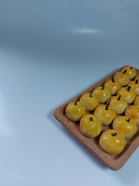 Nastar kurabiyeleri ya da ananas kurabiyeleri. İçinde ananas reçeli var. Zevkli. Genellikle lebaran gününde ya da müslüman bayramında ya da bayramda servis edilir.