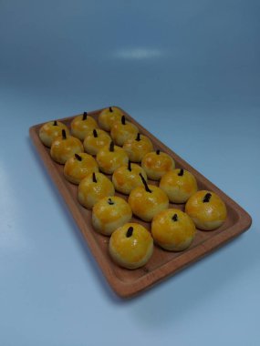 Nastar kurabiyeleri ya da ananas kurabiyeleri. İçinde ananas reçeli var. Zevkli. Genellikle lebaran gününde ya da müslüman bayramında ya da bayramda servis edilir.