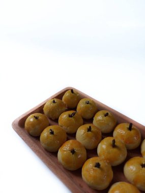 Nastar kurabiyeleri ya da ananas kurabiyeleri. İçinde ananas reçeli var. Zevkli. Genellikle lebaran gününde ya da müslüman bayramında ya da bayramda servis edilir.