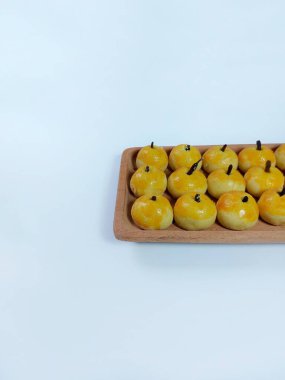 Nastar kurabiyeleri ya da ananas kurabiyeleri. İçinde ananas reçeli var. Zevkli. Genellikle lebaran gününde ya da müslüman bayramında ya da bayramda servis edilir.