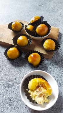 Nastar kurabiyeleri ya da ananas kurabiyeleri. İçinde ananas reçeli var. Zevkli. Genellikle lebaran gününde ya da müslüman bayramında ya da bayramda servis edilir.