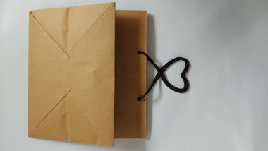 İzole edilmiş beyaz arka planda kağıt alışveriş torbası. tekrar kullan. Azalt. Geri dönüşüm. Yeşile git. Güvenli bir ortam. Çevre dostu