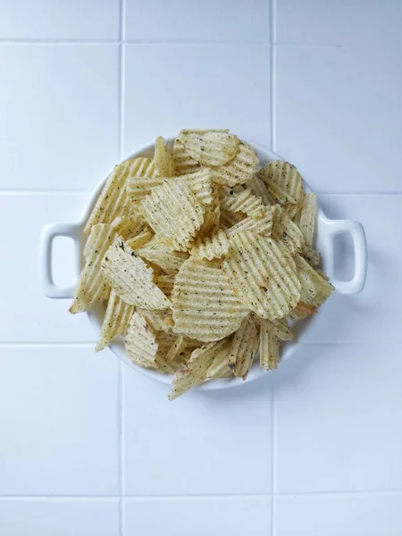 Potatischips Vit Tallrik Isolerad Bakgrund Vitt — Stockfoto