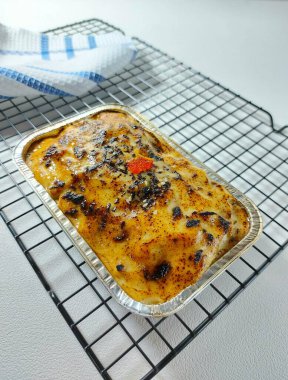 Alüminyum folyolu Mentai pilavı. Soğutma dolabında servis edilmiş. Geleneksel Japon yemekleri. İzole edilmiş arkaplan beyaz