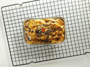 Alüminyum folyolu Mentai pilavı. Soğutma dolabında servis edilmiş. Geleneksel Japon yemekleri. İzole edilmiş arkaplan beyaz