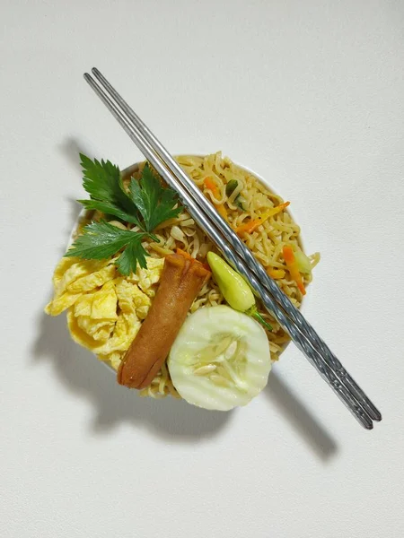랑튀긴 국수요 음식이야 오믈렛 소시지 셀러리 내놓았다 사모리 — 스톡 사진