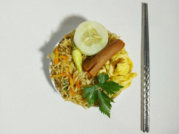 Mie Goreng Massa Frita Comida Tradicional Indonésia Servido Com Macarrão — Fotografia de Stock