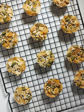 Floransa kurabiyeleri. Badem, güneş tohumu, kabak tohumu ve susam tohumundan yapılmış. Karamelli ve tatlı. Sağlıklı atıştırmalıklar. Palmiye yaprağıyla tamamlanmış