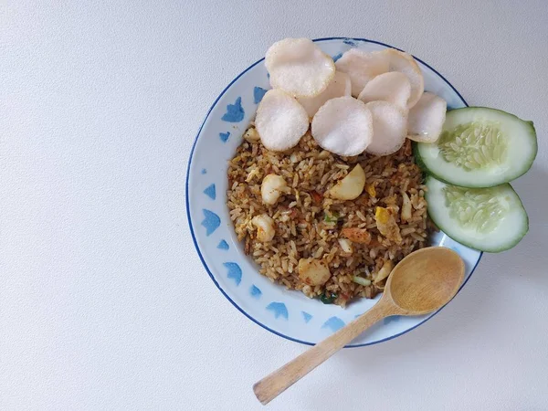 在搪瓷盘上炒饭或炒饭 木薯片等组成 印度尼西亚传统食品 白色背景的孤立背景 — 图库照片