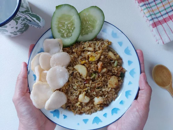 Nasi Goreng Oder Gebratener Reis Auf Emaille Teller Besteht Aus — Stockfoto