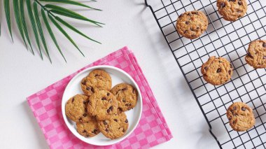 Soğutma rafında çikolata parçalı kurabiyeler. Tatlı ve lezzetli bir tat. Yumuşak ama çıtır çıtır. Üst Manzara. Düz yatıyordu. Minimalist ve estetik gıda fotoğrafçılığı.