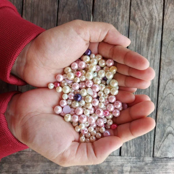 Mano Una Donna Che Tiene Una Perla Artificiale Piena — Foto Stock