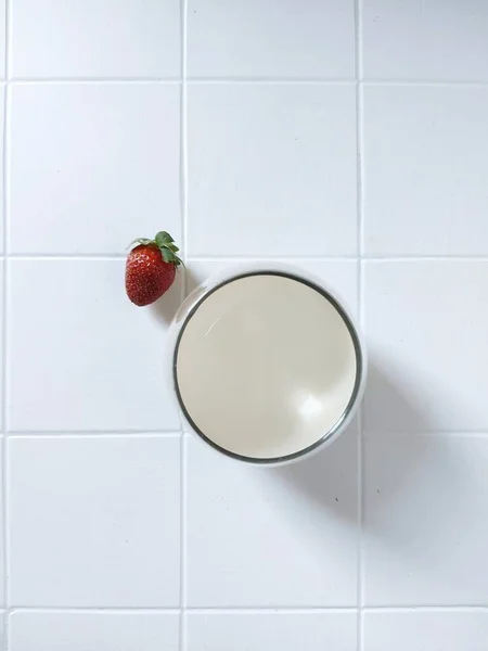 Bir Bardak Süt Çilekle Tamamlanmış Beyazlar Içinde Izole Edilmiş Bir — Stok fotoğraf