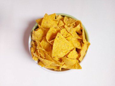 Kasede tortilla cipsi. Meksika yemeği. İzole edilmiş arkaplan beyaz.