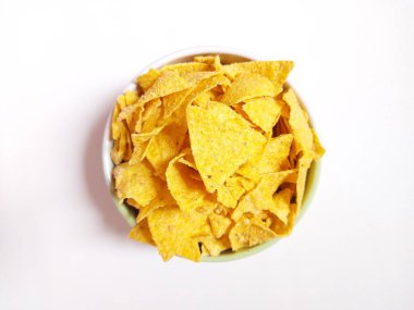 Kasede tortilla cipsi. Meksika yemeği. İzole edilmiş arkaplan beyaz.