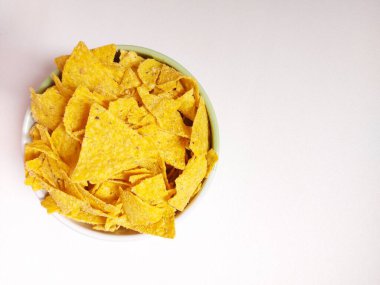 Kasede tortilla cipsi. Meksika yemeği. İzole edilmiş arkaplan beyaz.