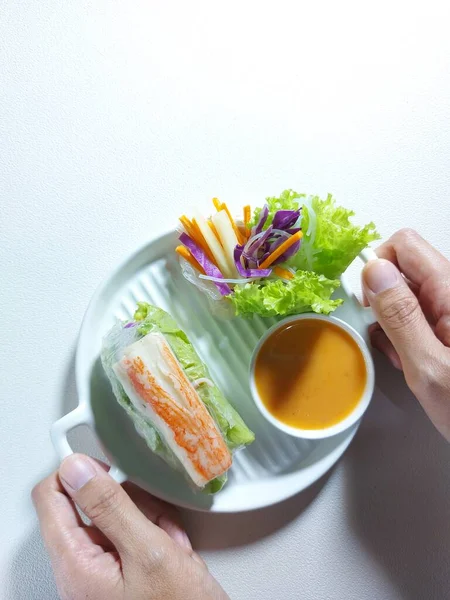 魏Cunまたはベトナムの春のロールや夏の春のロール またはサラダ春のロール ベトナム料理の伝統料理です カニ棒 キャベツ レタスなどの具材で構成されています — ストック写真