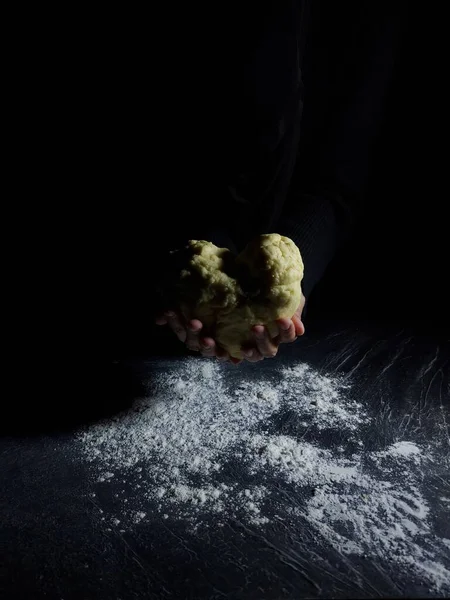 女性の手は小麦粉生地を作る 物語の写真を焼く 暗い気分 — ストック写真