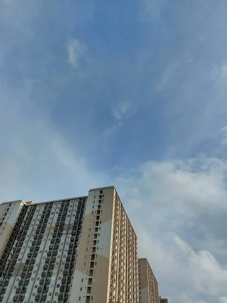 Edificio Apartamentos Contra Cielo Técnica Fotografía Espacial Negativa —  Fotos de Stock
