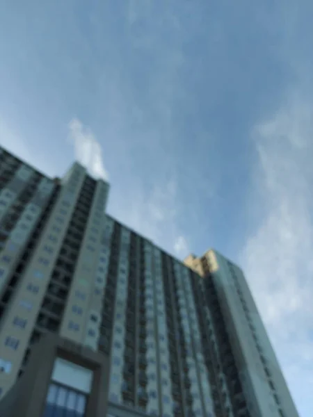 空に対するアパートの建物 負の宇宙撮影技術 — ストック写真