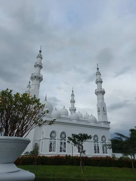 2021年3月1日インドネシア ボゴール Masjid Thohir ポドモロゴルフビューエリア ボゴール 西ジャワ州 インドネシアに位置する壮大な白いモスク — ストック写真