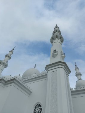 Üst düzey muhteşem beyaz cami. Negatif uzay fotoğrafçılık tekniği.