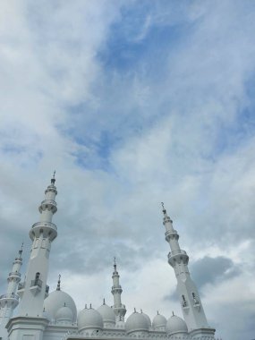 Üst düzey muhteşem beyaz cami. Negatif uzay fotoğrafçılık tekniği.