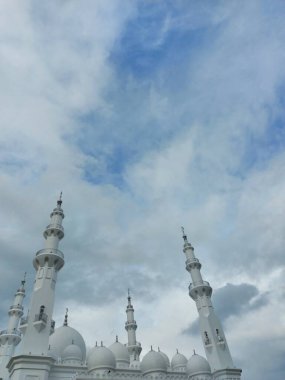 Üst düzey muhteşem beyaz cami. Negatif uzay fotoğrafçılık tekniği.