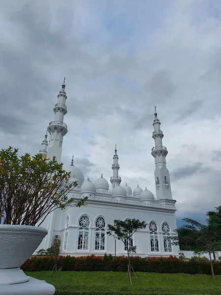 2022年3月1日 インドネシア ボゴール市 トップのMasjid Thohir ポドモロゴルフビューエリア ボゴール 西ジャワ州 インドネシアに位置する壮大な白いモスク 負の宇宙撮影技術 — ストック写真