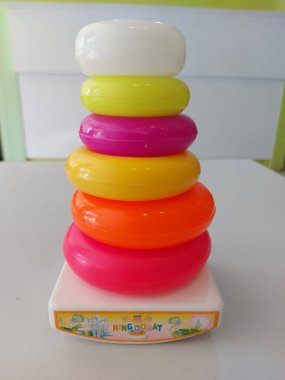 Bir yığın gökkuşağı plastik halka çöreği. çocuklar oyuncak.